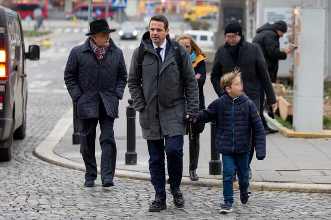 Rafał Trzaskowski jedzie z rodziną metrem na zaprzysiężenie