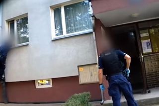 Atak nożownika we Wrocławiu. Sprawca zamknął się w domu, mamy film z akcji policji