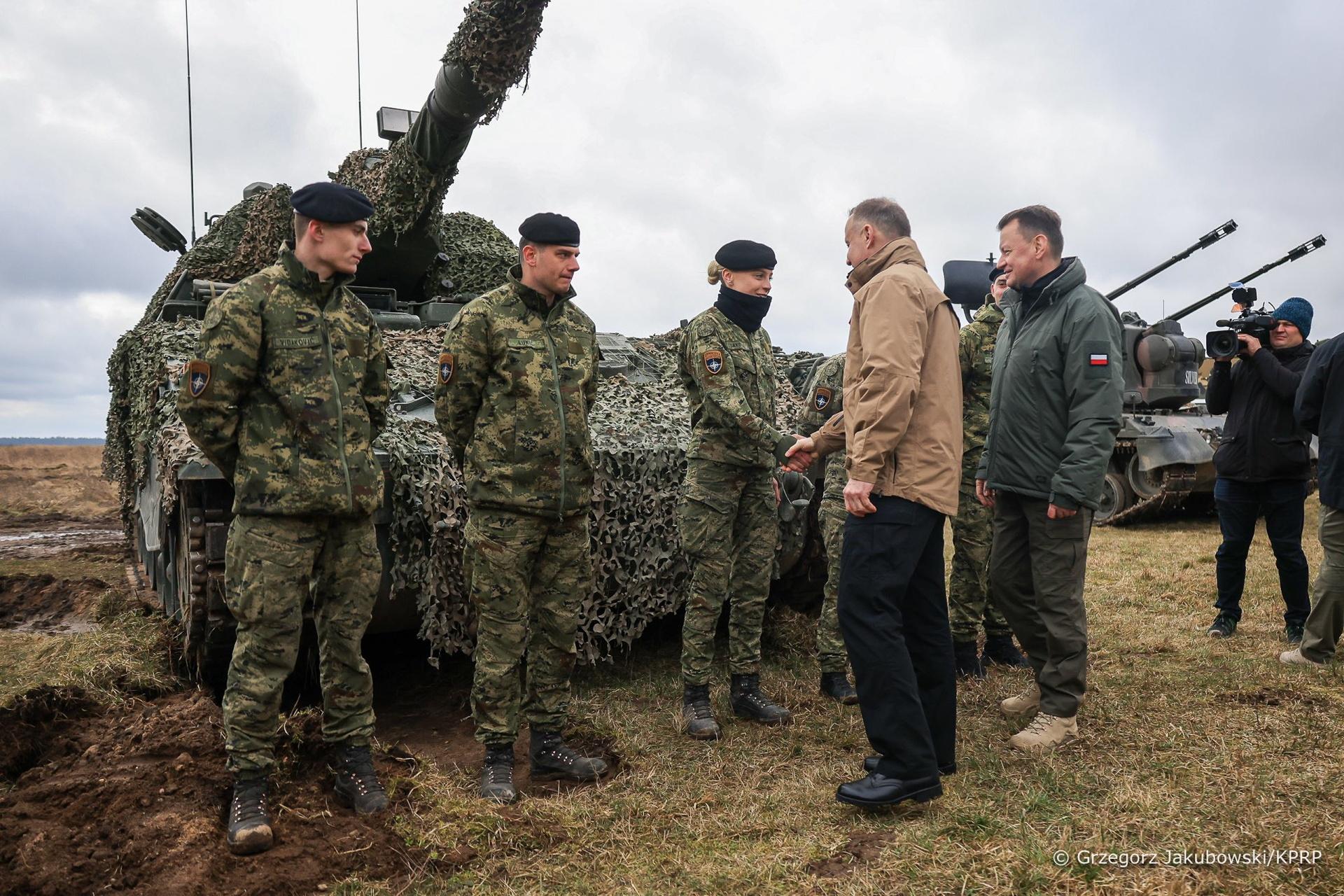 Andrzej Duda i Mariusz Błaszczak na poligonie w Orzyszu