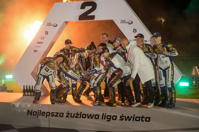 Ceremonia wręczenia trofeum po finale PGE Ekstraligi. Tak cieszył się PRES Toruń!