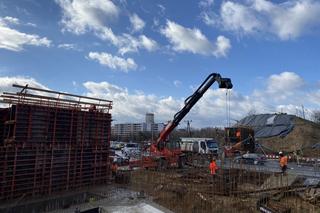 Trwa rozbudowa al. 29 Listopada. Nowy wiadukt kolejowy rośnie w oczach 