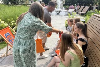 Eska Summer City przy fontannie z kulą