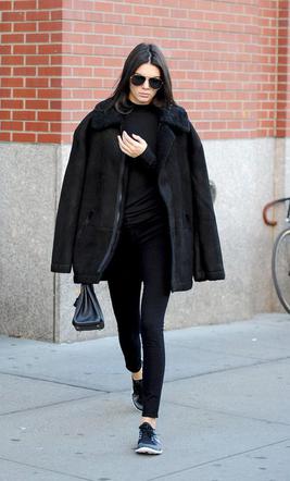 Kendall Jenner w za dużej bluzie