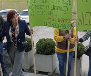 Protest mieszkańców pod Urzędem Gminy Cieszków! Likwidacja szkoły w Pakosławsku odłożona w czasie