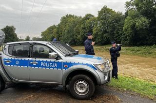 Policjanci z Poznania pomagali w ewakuacji powodzian. Teraz monitorują stan rzeki Prudnik