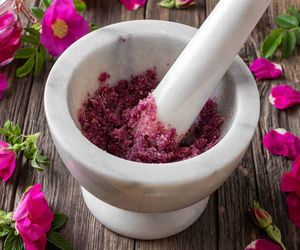 Zamknij zapach lata w słoiczku – cukier z płatków róży krok po kroku