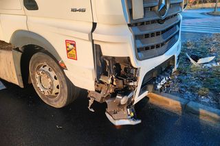 Zderzenie samochodu osobowego i ciężarowego na największym skrzyżowaniu w Lesznie