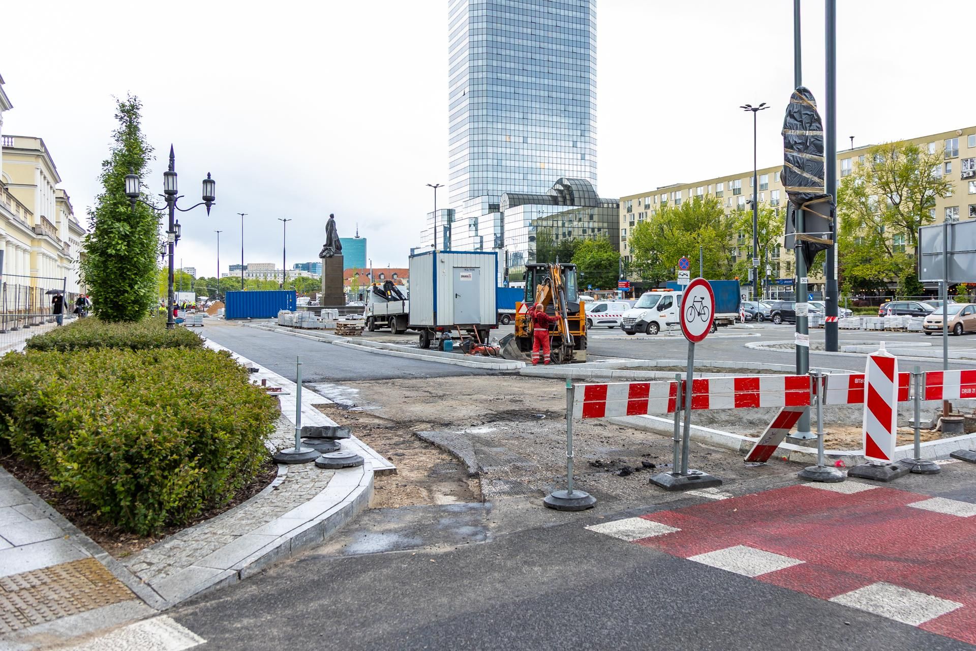 Sadzenie zieleni na placu Bankowym w maju 2025 r.