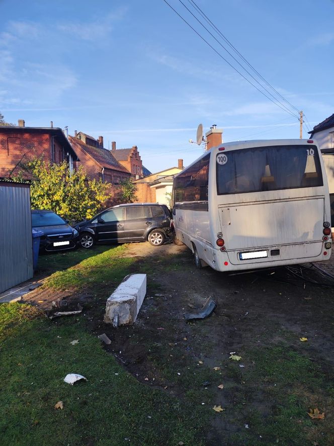 Wypadek autobusu szkolnego na Dolnym Śląsku. Kierowca wjechał w budynek 