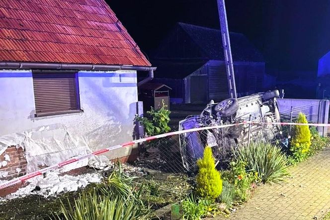 19-latek wypadł z drogi i uderzył w dom. Golf w strzępach, to cud że żyją!