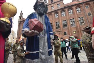 Orszak Trzech Króli 2023 w Toruniu. Efektowne figury, piękne kolory i aktywiści o dramacie uchodźców