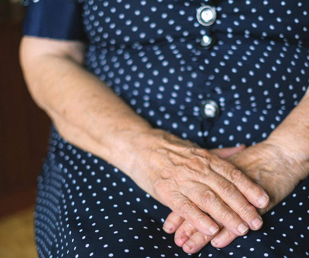 83-latka z Bydgoszczy oddała obcym oszczędności życia. Chciała pomóc szwagierce