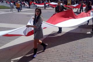Święto Flagi w Łodzi. Harcerze przemaszerują ze 123-metrową flagą z Piotrkowskiej do Manufaktury!