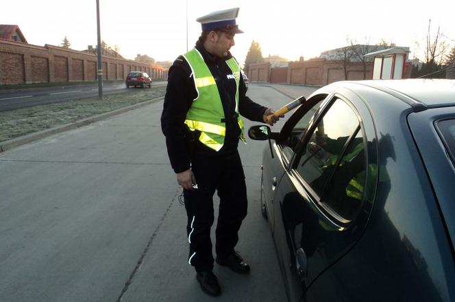 Pijany uszkadzał auta, gdy próbował zaparkować. Zatrzymał go świadek