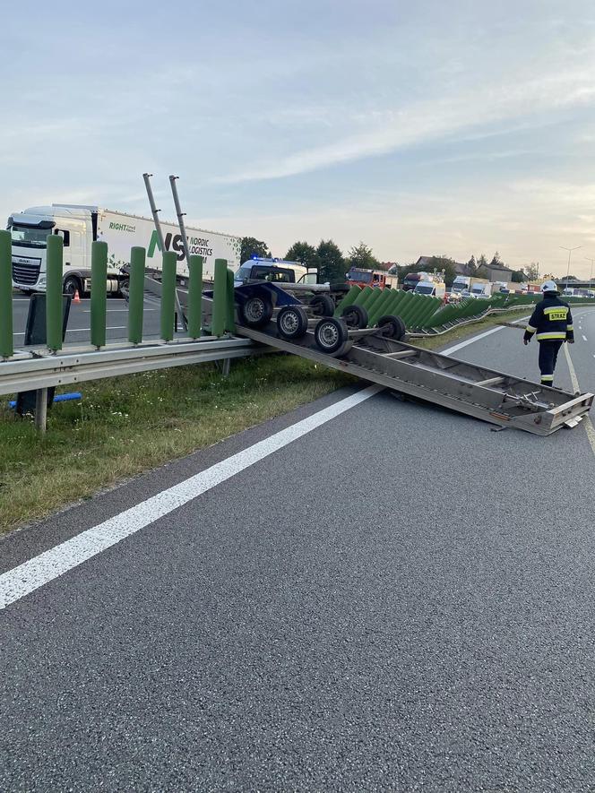 Wypadek lawety na A1 w kierunku Katowic. Auta do kasacji