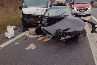 Potworny wypadek pod Płockiem! Volvo 18-latka zderzyło się czołowo z tirem i busem. DK 60 zablokowana [ZDJĘCIA]