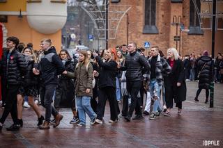 Maturzyści tańczą poloneza na Rynku w Opolu