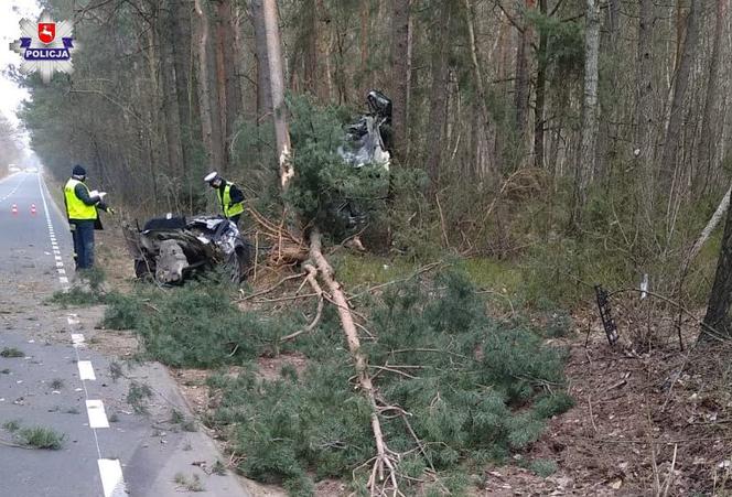 Skoda rozpadła się na dwie części. 20-latek w ciężkim stanie