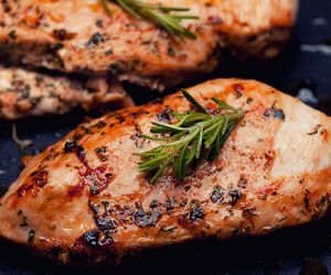 Idealnie soczysta i aromatyczna pierś z kurczaka prosto z piekarnika!