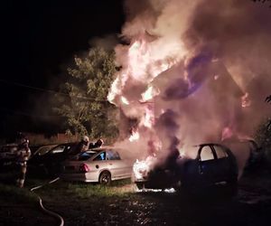 Groźny pożar na Dolnym Śląsku. Ogień strawił budynek i auta osobowe