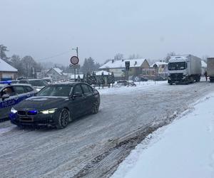 Trudne warunki na odcinku S8 Kłodzko - Bardo. Śnieg zasypał trasy. Sprawdź, których dróg lepiej unikać