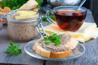 Pasztet drobiowy do smarowania z wątróbek i kaszy manny: przepis na tanie i pyszne smarowidło do chleba