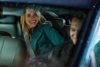 Kierowca taksówki odurzy ją i zacznie robić zdjęcia.