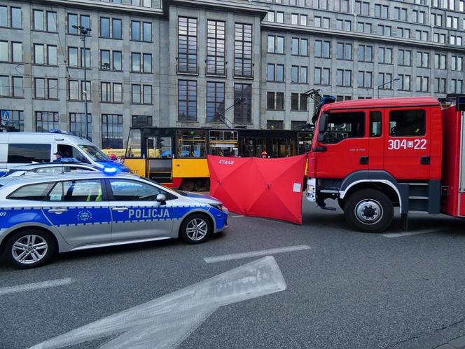 Nastolatka wpadła pod rozpędzony tramwaj przy rondzie de Gaulle’a w Warszawie. Trafiła do szpitala