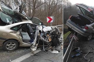 Koszmar na drodze. Roztrzaskali się czołowo o piaskarkę. W osobówce było 5 osób