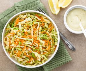 Chrupiąca surówka z młodej kapusty z majonezem – wiosenny klasyk, który zawsze smakuje