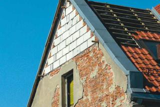 Wzmocnienie ścian pod nową więźbę dachową