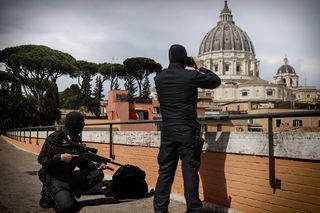 Snajperzy na dachach w Watykanie. Nadzwyczajne środki
