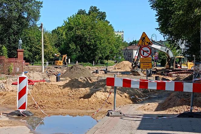 Mimo opóźnienia, roboty przy budowie ronda powinny zakończyć się przed rozpoczęciem roku szkolnego.