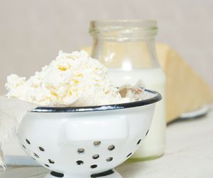 Domowy twaróg ze zsiadłego mleka: jak zrobić w domu twarożek