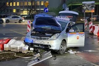 Autobus miejski zmiótł taksówkę! Ratownicy reanimowali rannego