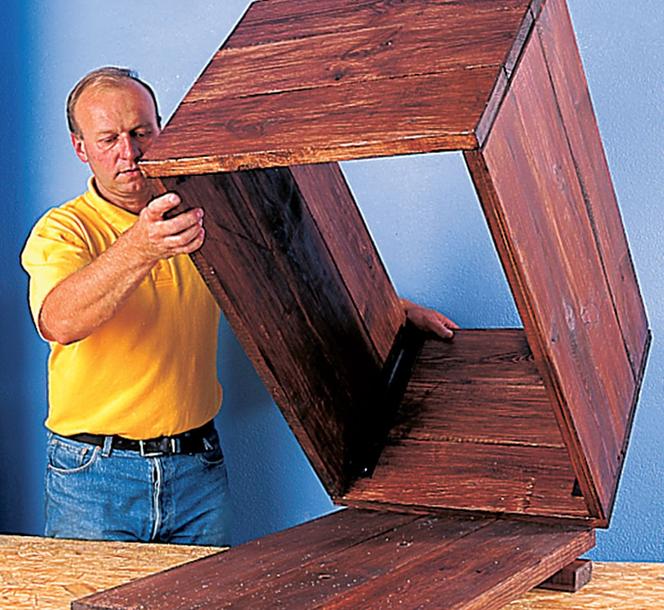 KROK III - Osadzanie ścianek na dno drewnianej skrzyni