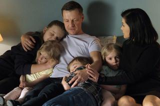 M jak miłość, odc. 1737: Lenka (Olga Cybińska), Zuzia (Marcelina Kempka), Emilka (Julia Kempka), Misiek (Aleksander Bożyk), Kinga (Katarzyna Cichopek), Piotrek (Marcin Mroczek)