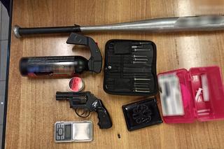 Uciekał przed ścigającymi go policjantami, po drodze wyrzucał narkotyki przez okno auta