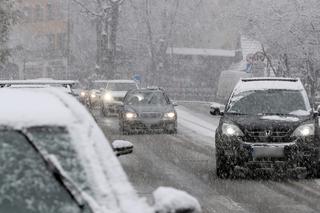 Atak zimy w Polsce. Na drogach panują trudne warunki. IMGW wydaje kolejne ostrzeżenia