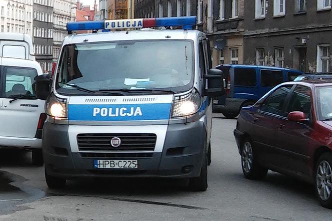 Policjanci pobli wrocławianina w radiowozie?