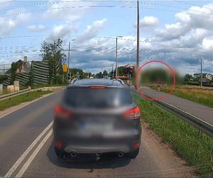 Oława. 37-latek wszedł na przejazd mimo opuszczonych rogatek. Tak się tłumaczył [ZDJĘCIA].