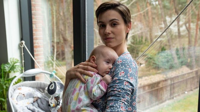 Na dobre i na złe odc. 960 po wakacjach. Blanka (Pola Gonciarz), Nina (Rita Sobocińska)