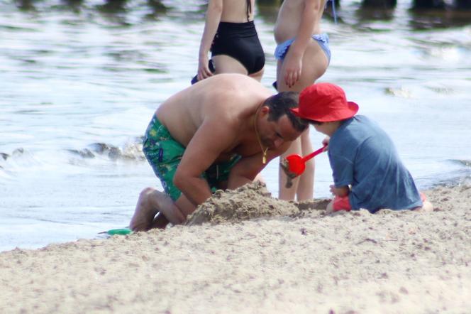 Michał Koterski na plaży z rodziną