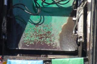 Mężczyzna wciągnięty przez śmieciarkę. Rannego przetransportowano do szpitala w Warszawie