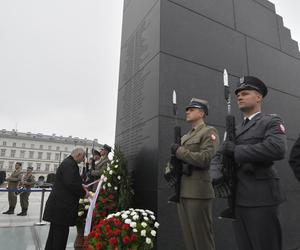 Pomnik Smoleński zniknie z placu Piłsudskiego? Zapadła pilna decyzja