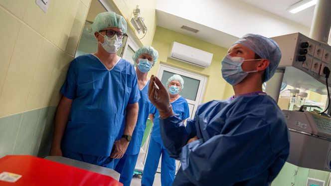 Sztuczna inteligencja przeprowadza operacje.