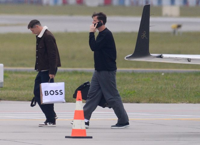 Robert Lewandowski ze szpanerką siatą wysiadł z samolotu