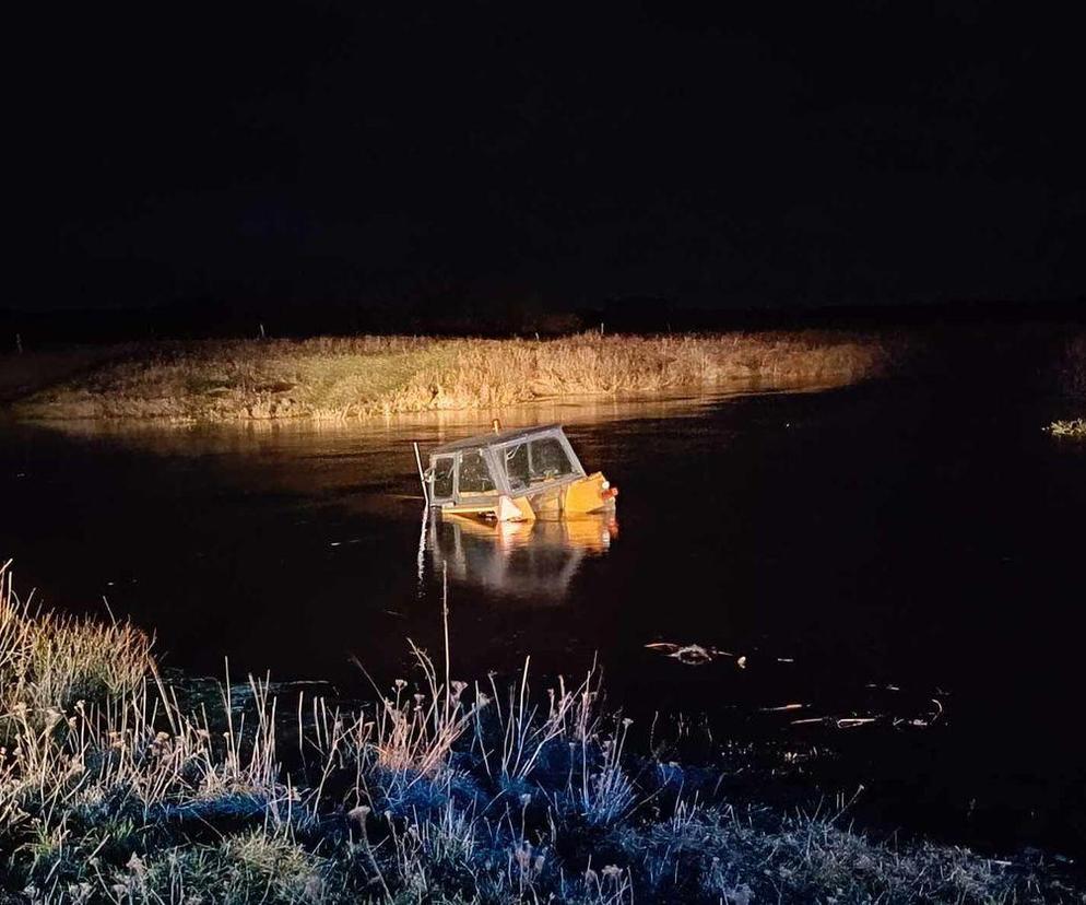 Pijany nastolatek z Brańska prowadził ciągnik. Tak uciekał od policji, że wjechał nim do rzeki