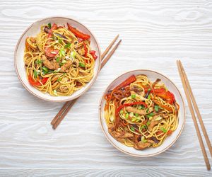 Makaron w azjatyckim stylu. Lo mein zachwyca kubki smakowe