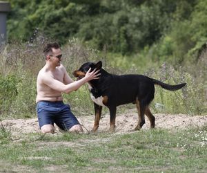 Poseł kąpał się z psem